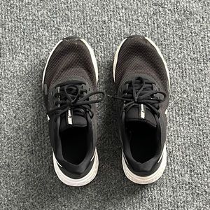Nike revolution men’s size 9 black with white shoes